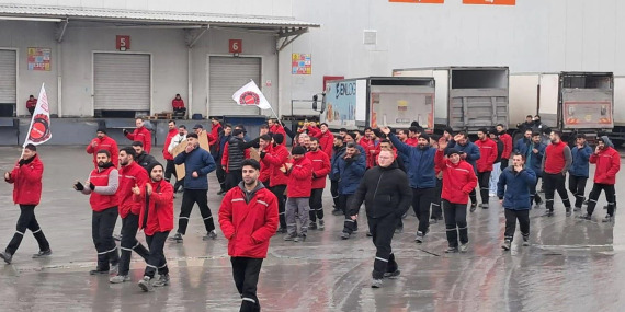Migros Depolarında Direniş Sürüyor: İşçiler Net %50 Zam ve Vergi Güvencesi İstiyor
