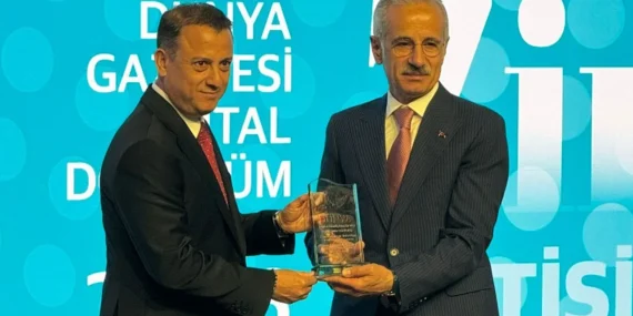 DÜNYA’NIN DİJİTAL DÖNÜŞÜM ZİRVESİ’NDE BAKAN URALOĞLU’NA PLAKET